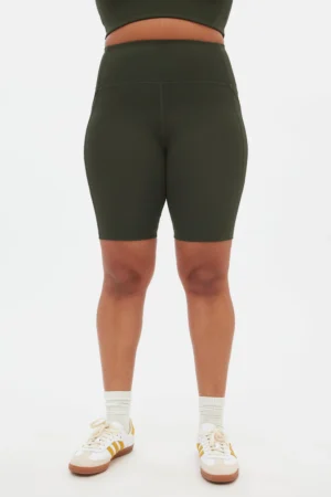 Legging corto verde de tejido compresivo y tiro alto