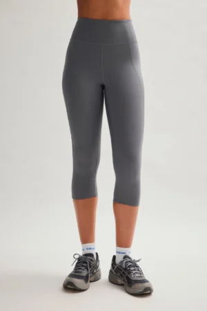Legging capri de tejido compresivo y tiro alto - Gris