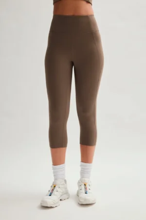Legging capri marrón de tejido compresivo y tiro alto