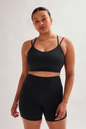 Top negro de tejido compresivo y espalda con tirantes