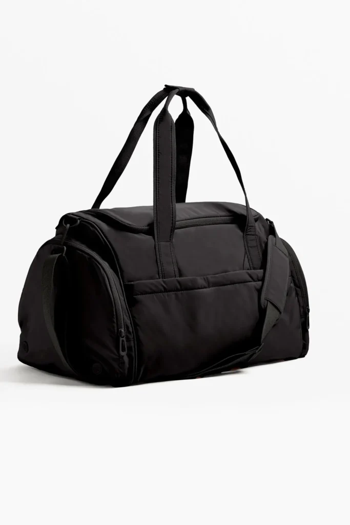 Bolsa negra con bolsillos laterales