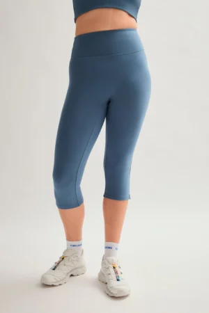 Legging capri azul de tejido ligero y tiro alto